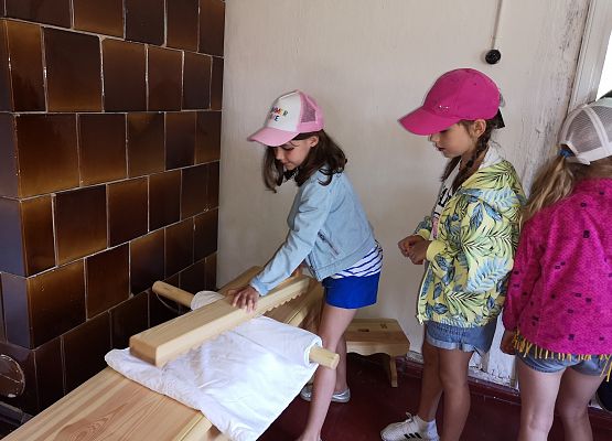 Wycieczka kaszubska klas pierwszych do Kluk grafika