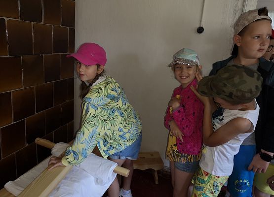 Wycieczka kaszubska klas pierwszych do Kluk grafika