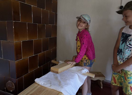 Wycieczka kaszubska klas pierwszych do Kluk grafika