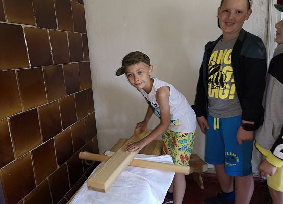 Wycieczka kaszubska klas pierwszych do Kluk grafika