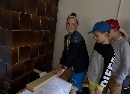 Wycieczka kaszubska klas pierwszych do Kluk grafika