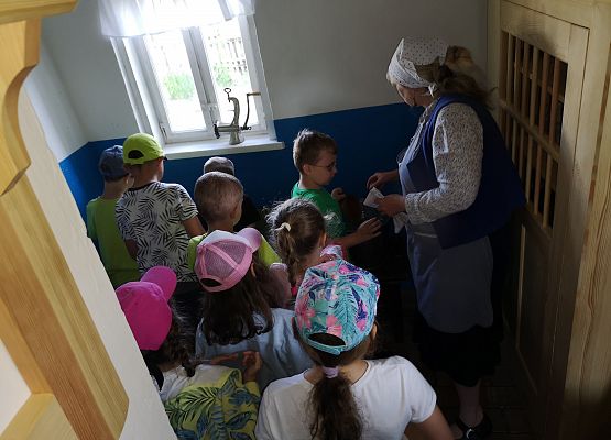 Wycieczka kaszubska klas pierwszych do Kluk grafika