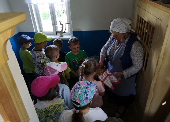 Wycieczka kaszubska klas pierwszych do Kluk grafika