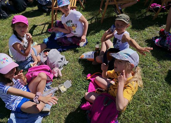 Wycieczka kaszubska klas pierwszych do Kluk grafika