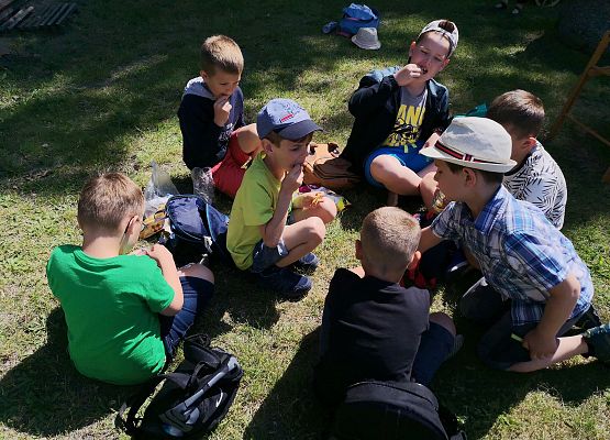 Wycieczka kaszubska klas pierwszych do Kluk grafika