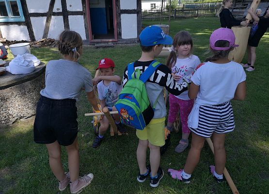 Wycieczka kaszubska klas pierwszych do Kluk grafika