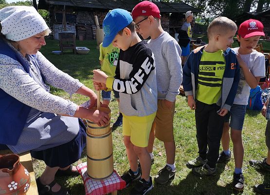 Wycieczka kaszubska klas pierwszych do Kluk grafika