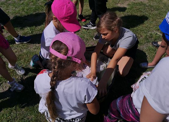 Wycieczka kaszubska klas pierwszych do Kluk grafika