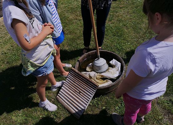 Wycieczka kaszubska klas pierwszych do Kluk grafika
