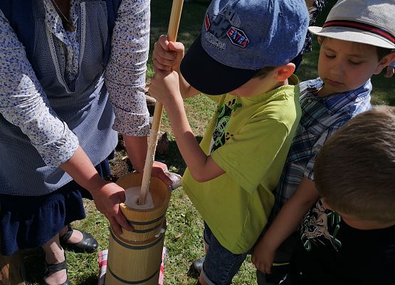 Wycieczka kaszubska klas pierwszych do Kluk grafika