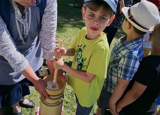 Wycieczka kaszubska klas pierwszych do Kluk grafika