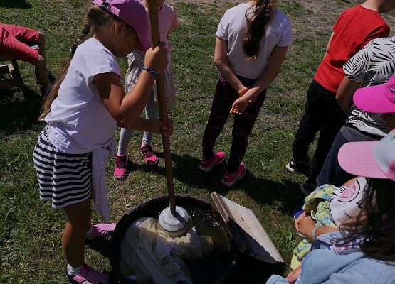 Wycieczka kaszubska klas pierwszych do Kluk grafika