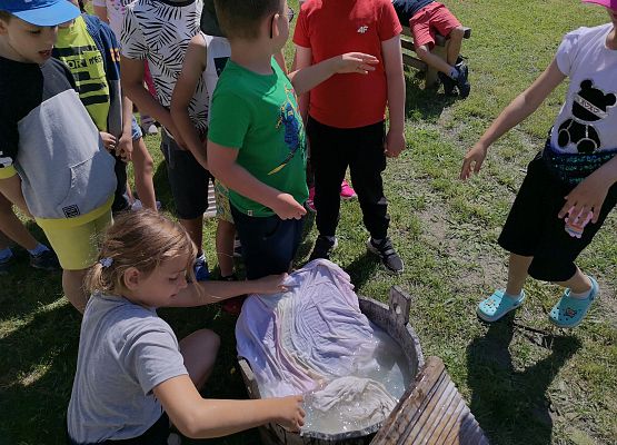 Wycieczka kaszubska klas pierwszych do Kluk grafika