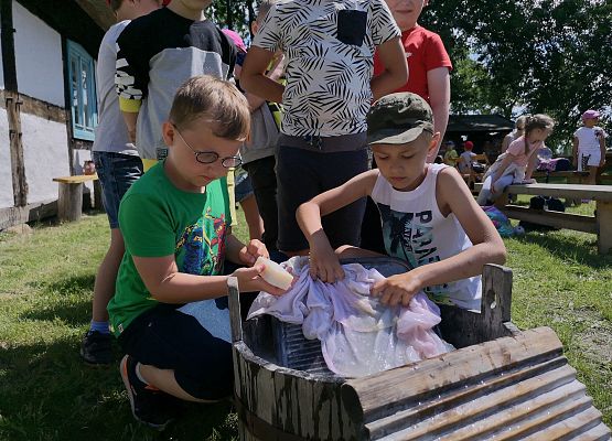 Wycieczka kaszubska klas pierwszych do Kluk grafika