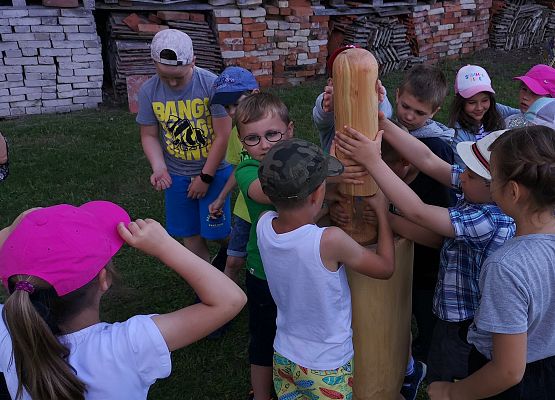 Wycieczka kaszubska klas pierwszych do Kluk grafika