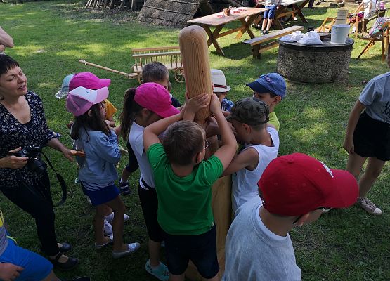 Wycieczka kaszubska klas pierwszych do Kluk grafika