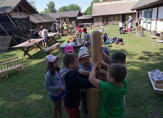 Wycieczka kaszubska klas pierwszych do Kluk grafika