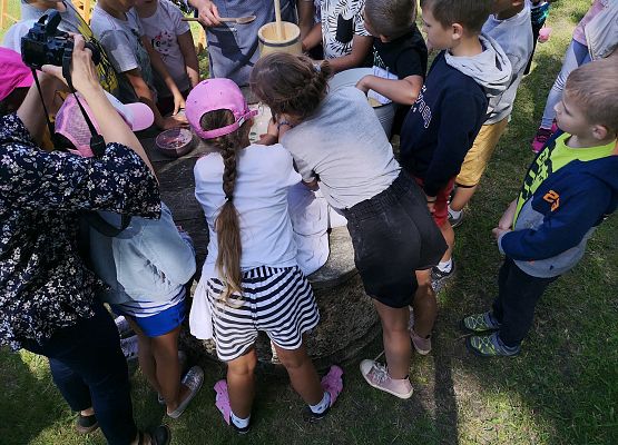 Wycieczka kaszubska klas pierwszych do Kluk grafika