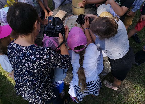 Wycieczka kaszubska klas pierwszych do Kluk grafika