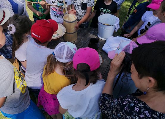 Wycieczka kaszubska klas pierwszych do Kluk grafika