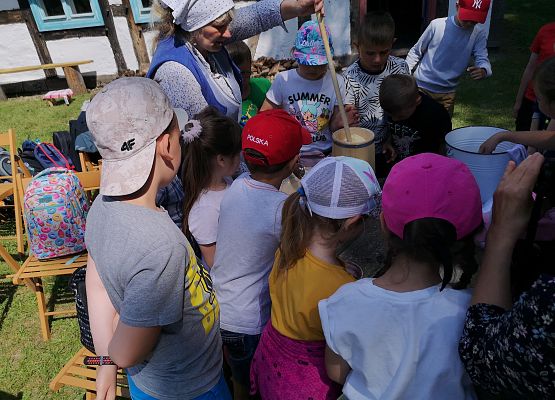 Wycieczka kaszubska klas pierwszych do Kluk grafika