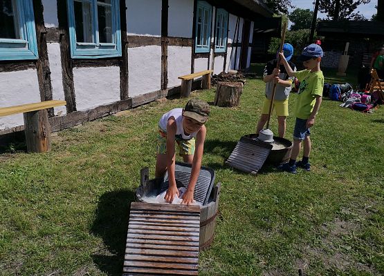 Wycieczka kaszubska klas pierwszych do Kluk grafika