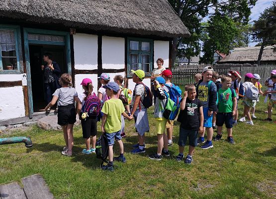 Wycieczka kaszubska klas pierwszych do Kluk grafika