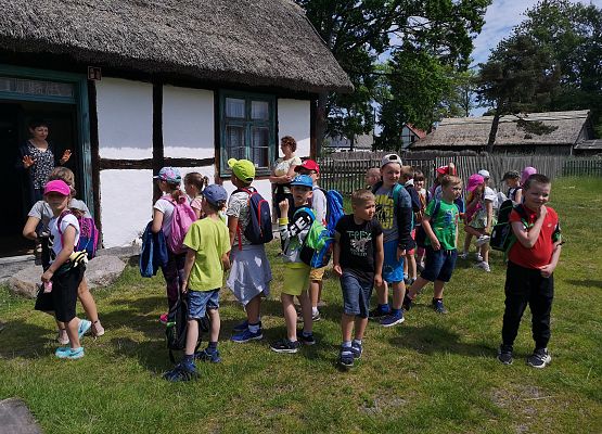 Wycieczka kaszubska klas pierwszych do Kluk grafika