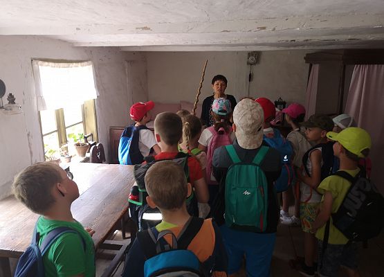 Wycieczka kaszubska klas pierwszych do Kluk grafika