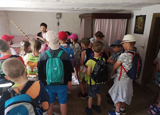 Wycieczka kaszubska klas pierwszych do Kluk grafika