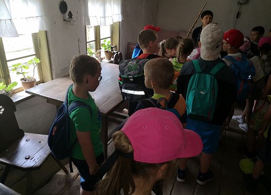 Wycieczka kaszubska klas pierwszych do Kluk grafika