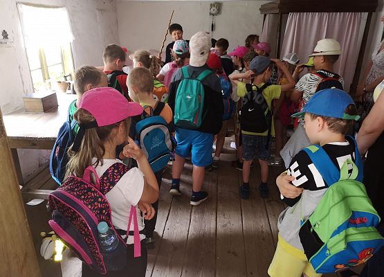 Wycieczka kaszubska klas pierwszych do Kluk grafika