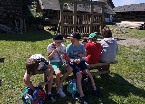 Wycieczka kaszubska klas trzecich do Kluk grafika