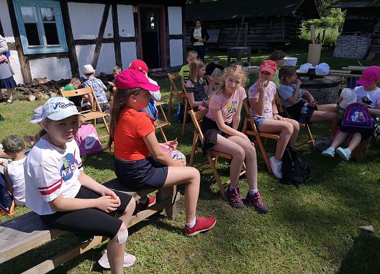 Wycieczka kaszubska klas trzecich do Kluk grafika