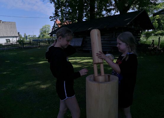 Wycieczka kaszubska klas trzecich do Kluk grafika