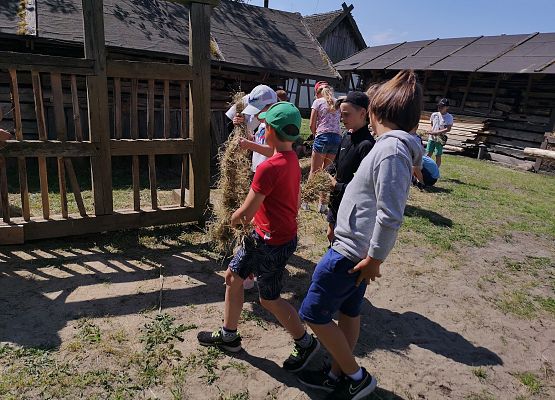 Wycieczka kaszubska klas trzecich do Kluk grafika