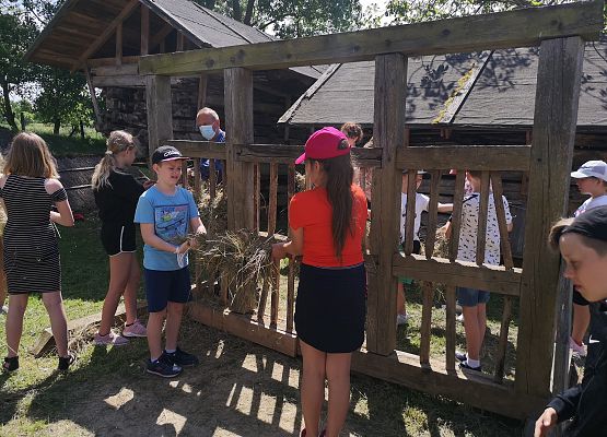 Wycieczka kaszubska klas trzecich do Kluk grafika