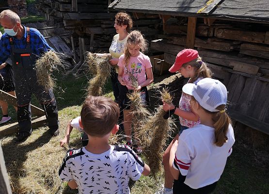 Wycieczka kaszubska klas trzecich do Kluk grafika