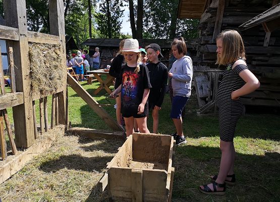 Wycieczka kaszubska klas trzecich do Kluk grafika