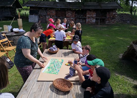 Wycieczka kaszubska klas trzecich do Kluk grafika