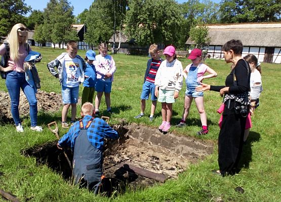 Wycieczka kaszubska klas drugich do Kluk grafika