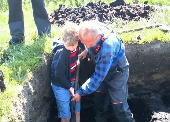 Wycieczka kaszubska klas drugich do Kluk grafika