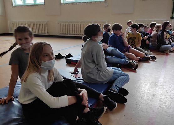 "Mali superbohaterowie kontra niewidzialni wrogowie" grafika