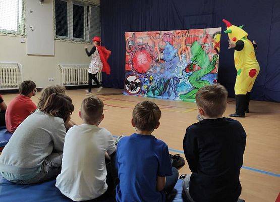 "Mali superbohaterowie kontra niewidzialni wrogowie" grafika