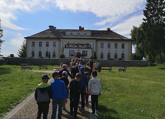 Wycieczka kaszubska klasy do Pałacu pod Bocianim Gniazdem w Runowie grafika