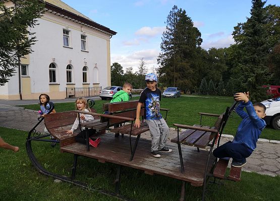 Wycieczka kaszubska klasy do Pałacu pod Bocianim Gniazdem w Runowie grafika