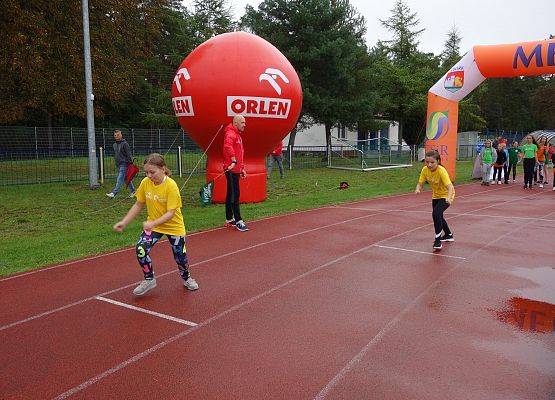 Z podwórka na bieżnię grafika