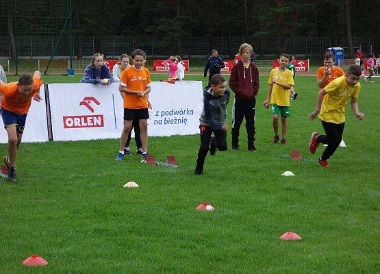 Z podwórka na bieżnię grafika