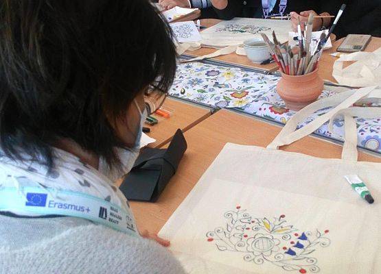 Warsztaty kaszubskie dla gości z Erasmus + grafika