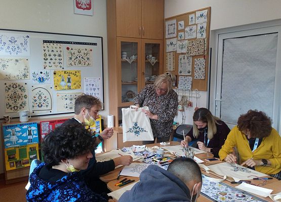 Warsztaty kaszubskie dla gości z Erasmus + grafika